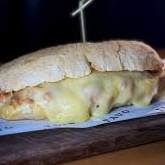 Pão ciabatta de fermentação natural, recheado com creme de três queijos. Acompanha molho de mostarda e maracujá.