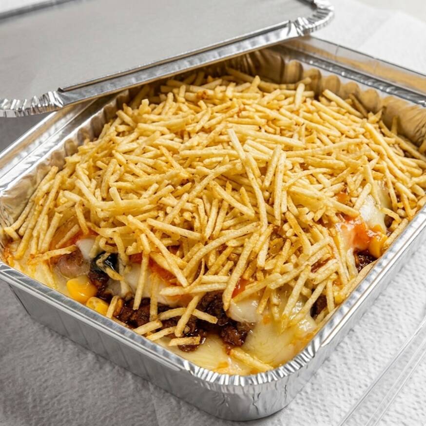 Uma batata gigante e assada, recheada com uma base ultra cremosa de requeijão e molho branco artesanal. O sabor marcante fica por conta da calabresa fatiada e do bacon crocante, tudo coberto por uma camada generosa de mussarela derretida (aquele "puxa-puxa" que a gente ama!). Finalizada com muita batata palha para garantir a crocância ideal.