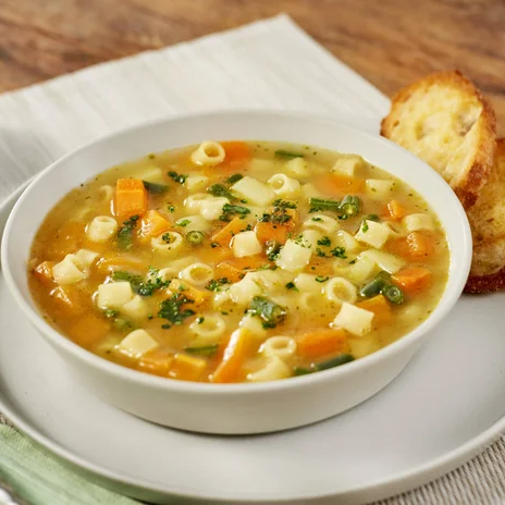 Deliciosa sopa Perfeita para os dias frios, com carne desfiada, Batata e cenoura em cubos com macarrão tipo sopa. Acompanha torradinhas (APROXIMADAMENTE 500 ML).