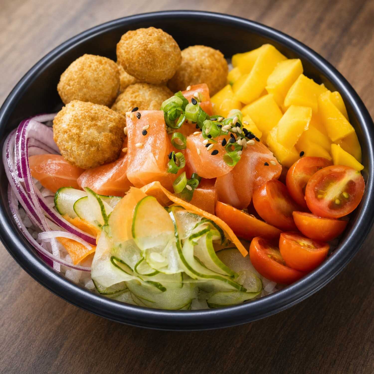 Arroz japonês, salmão em cubos, tilapia empanada, salada sunomono, cebola roxa e manga e tomate cereja.