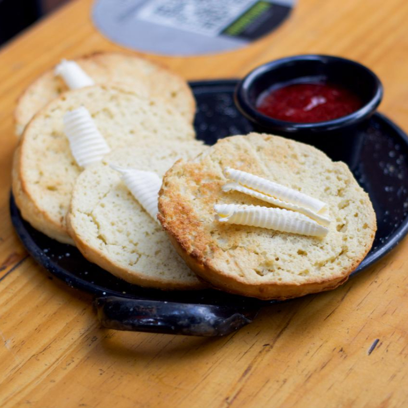 Bisquets con mermelada