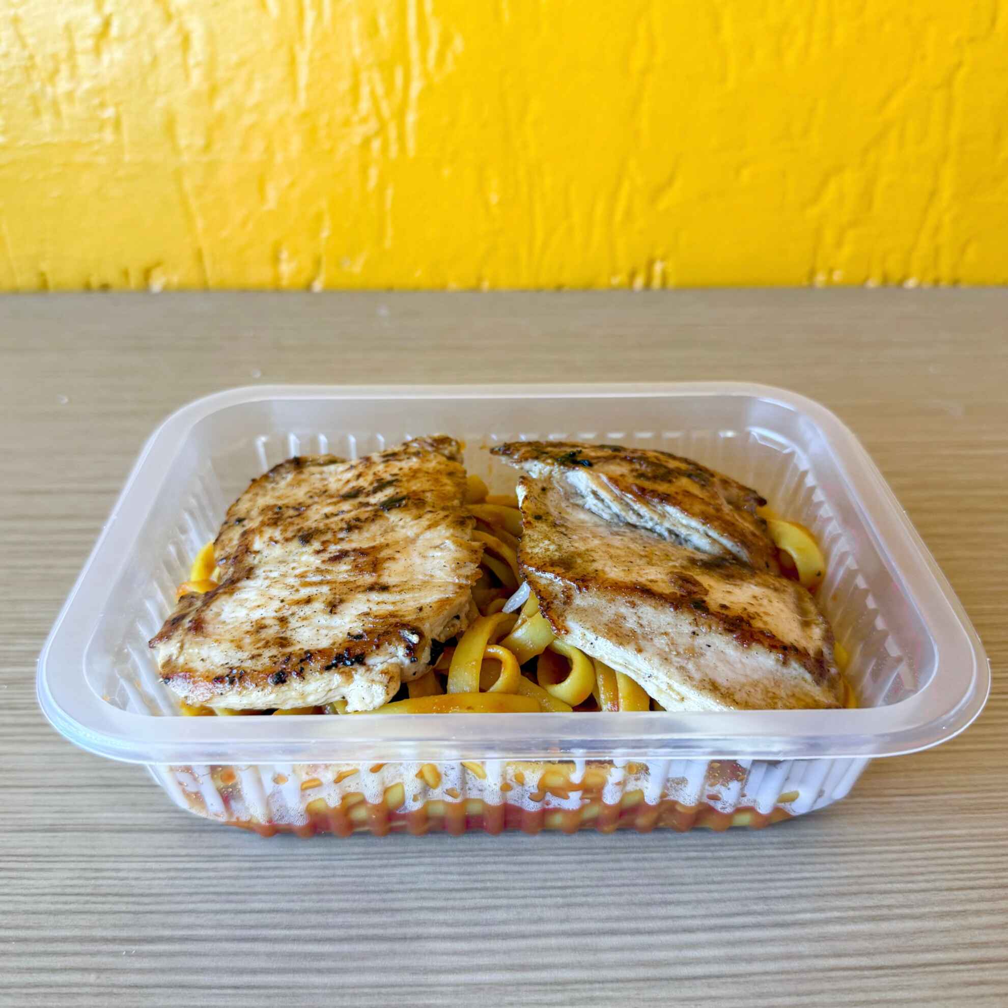 Macarrão fettuccine com molho sugo e frango grelhado suculento. Um prato equilibrado, leve e cheio de sabor.