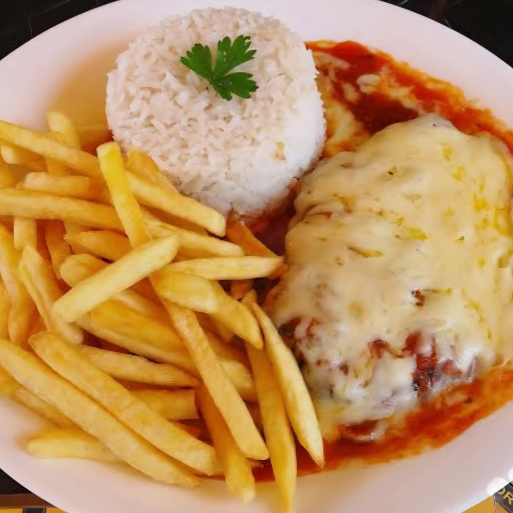 Delicioso file de frango empanado coberto de queijo e molho de tomate, acompanhado de arroz e batata fritas