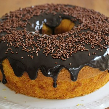 Bolo de cenoura com calda gourmet. Serve 8 pessoas aproximadamente