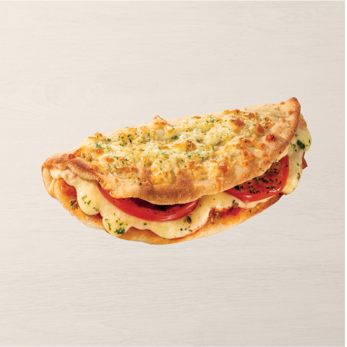 Pizzadonni fininha e crocante, recheada com queijo, tomate e manjericão. Um clássico!