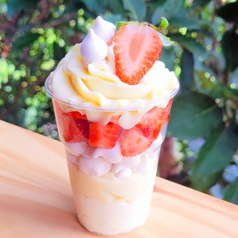 Uma deliciosa combinação de morangos frescos picados, suspiros, creme de Ninho e brigadeiro cremoso de Ninho que derrete na boca! Serve 1 pessoa