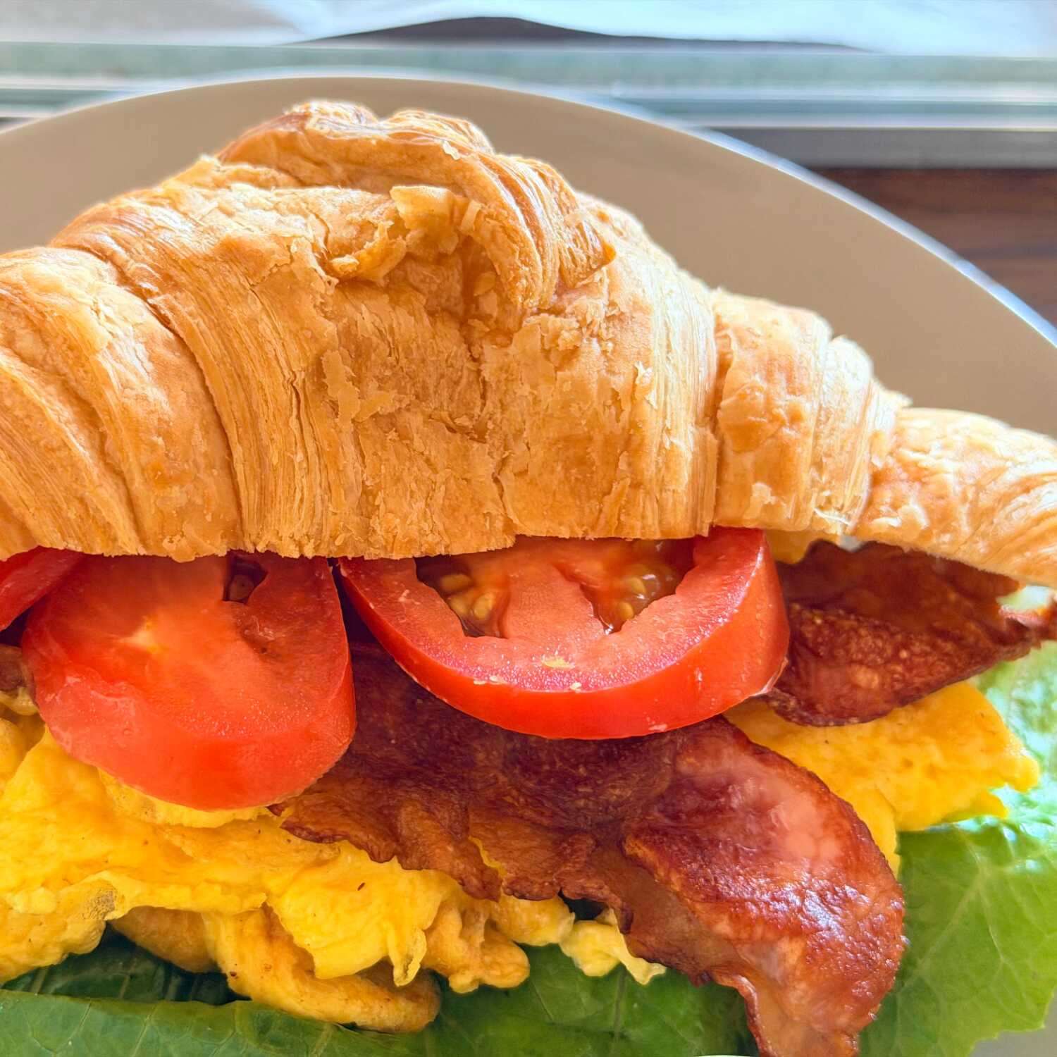 Croissant Huevo con Tocino