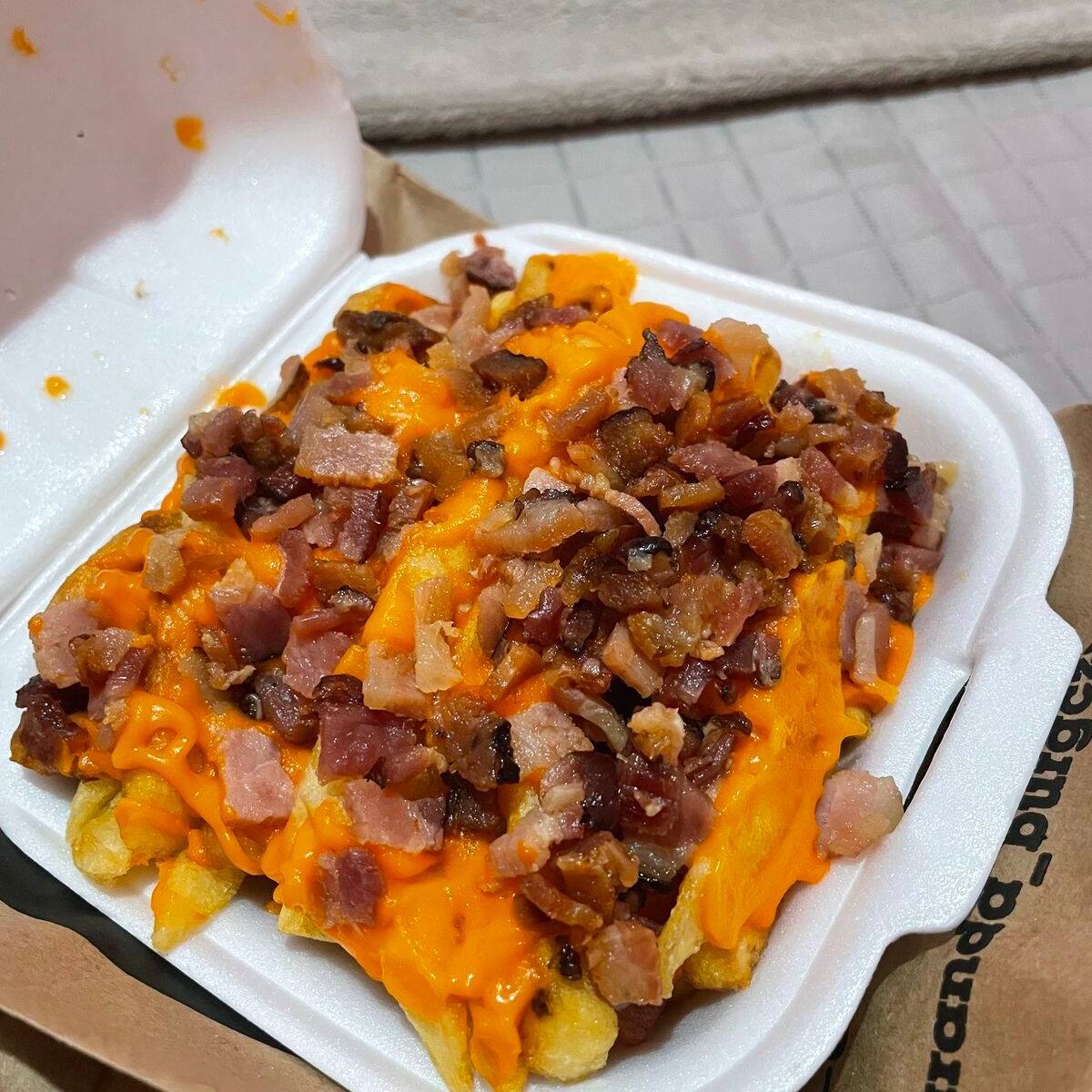 Copão de 500ml cheio de batata frita crocante, calabresa defumada acebolada, bacon crocante, queijo muçarelA. E CHEDDAR