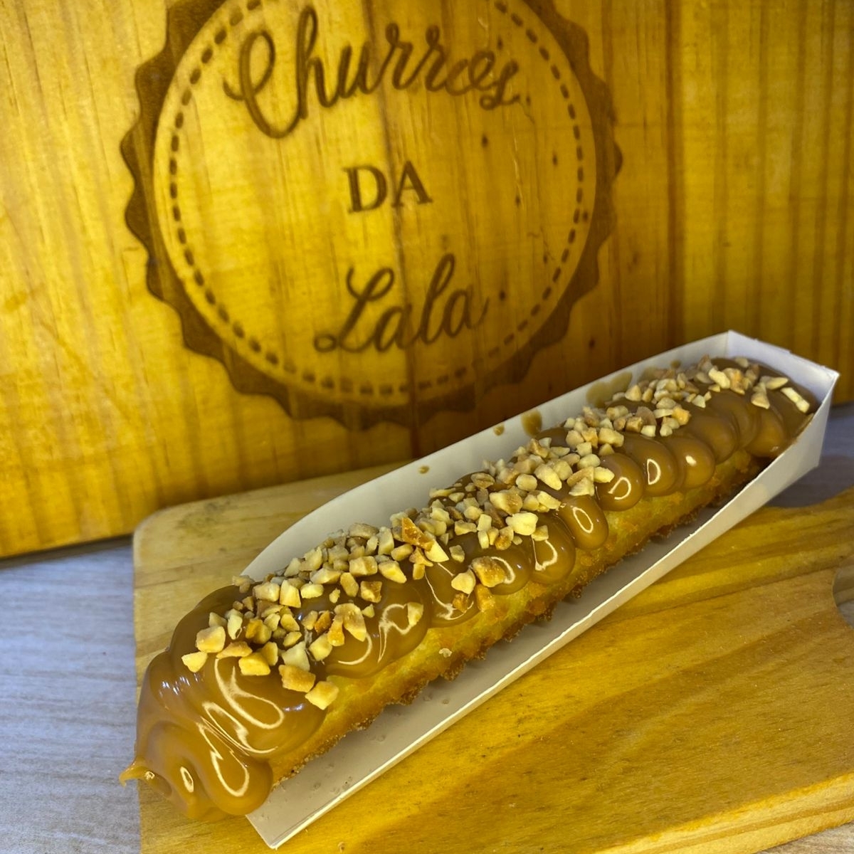 massa fresca, artesanal, feita todos os dias, bem fritinho e crocante, envolvido em açúcar e canela, com recheio cremoso de doce de leite, dentro e fora e granulado a sua escolha.
