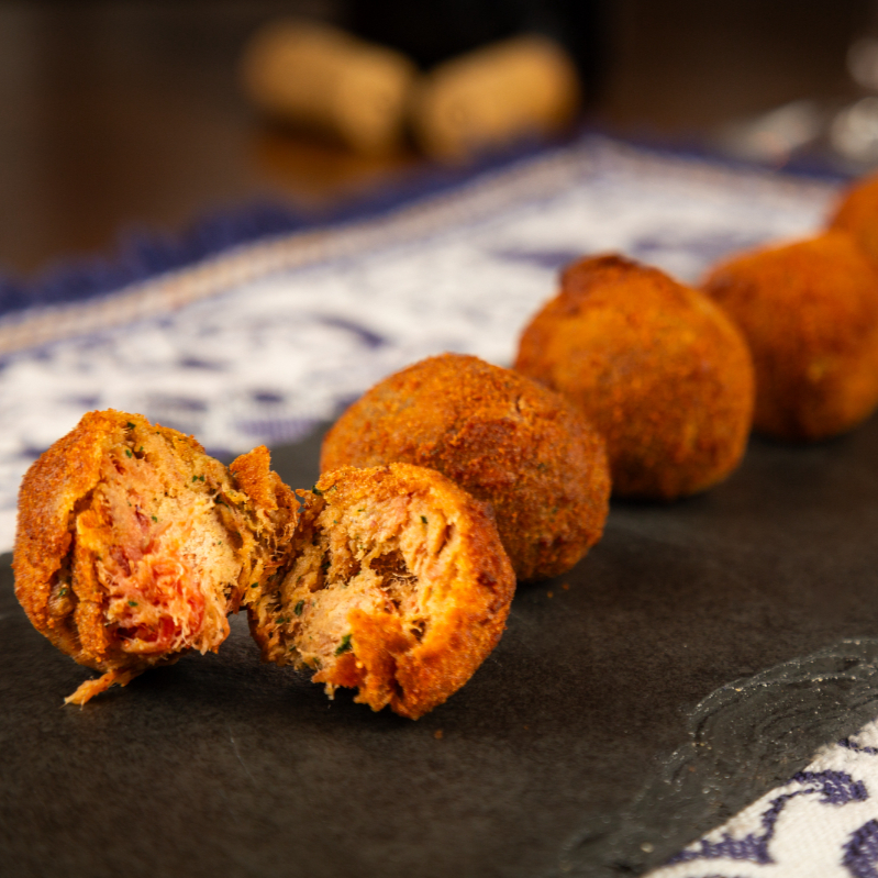 Alheira com os nossos temperos, em formato de bolinhas, empanadas e fritas.