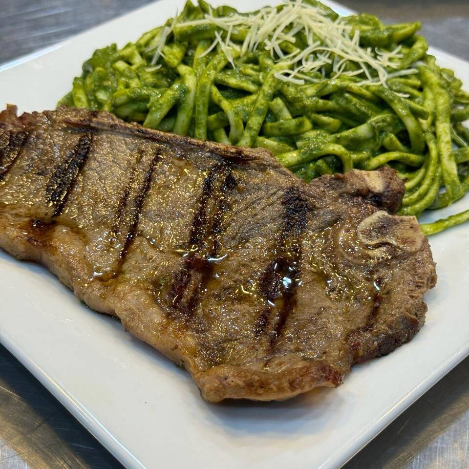 Tallarín Verde con Churrasco