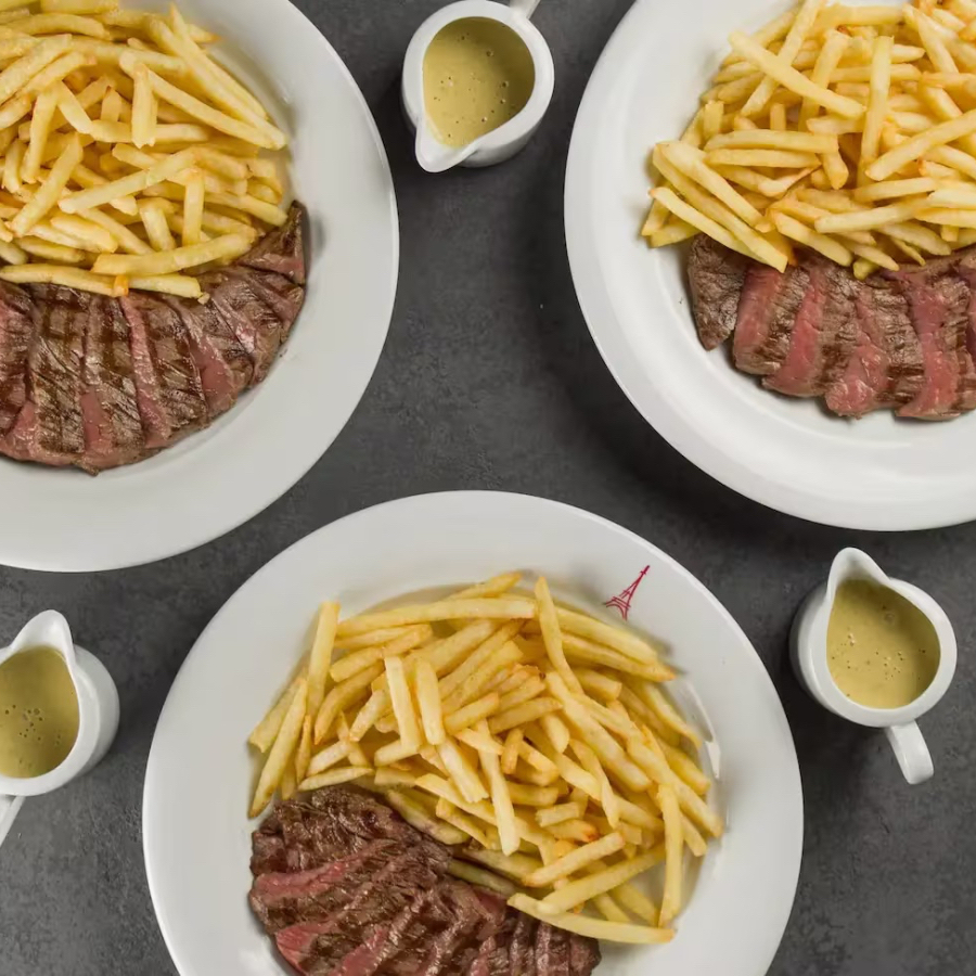 Compartilhar com 3 pessoas. Um suculento corte de carne nobre, grelhado à perfeição no ponto de sua preferência. Servido com três porções de batatas fritas e acompanhadas com três unidades do nosso delicioso e exclusivo molho secreto 80 ml.  - Relação Peso in natura x peso grelhado  Batatas fritas 300 gramas (peso in natura) cada porção. São três porções de batatas.