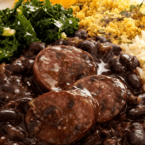 Feijoada light com arroz branco, couve, banana à milanesa, bisteca, farofa e torresmo.
