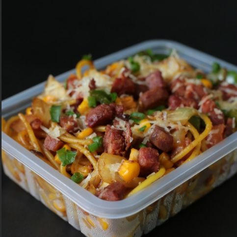 Delicioso espaguete preparado na chapa juntamente com bacon, calabresa, tomate, milho verde, pimentão, cebola e especiarias selecionadas. Acompanha cebolinha e queijo parmesão na finalização.