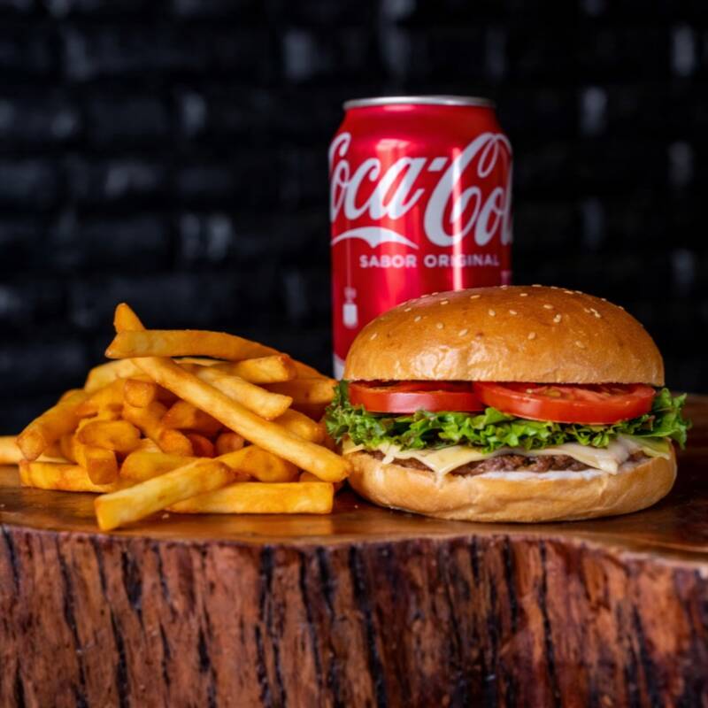 Pão brioche, hambúrguer a sua escolha, mussarela, alface, tomate e molho da casa. Acompanha batata frita e uma coca Cola gelada de 350ml