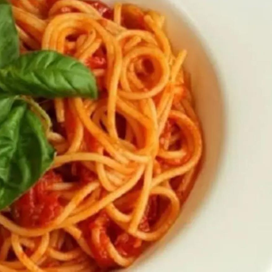 Espaguete ao molho all'amatriciana, cebola, bacon, ervas frescas e parmesão ralado.