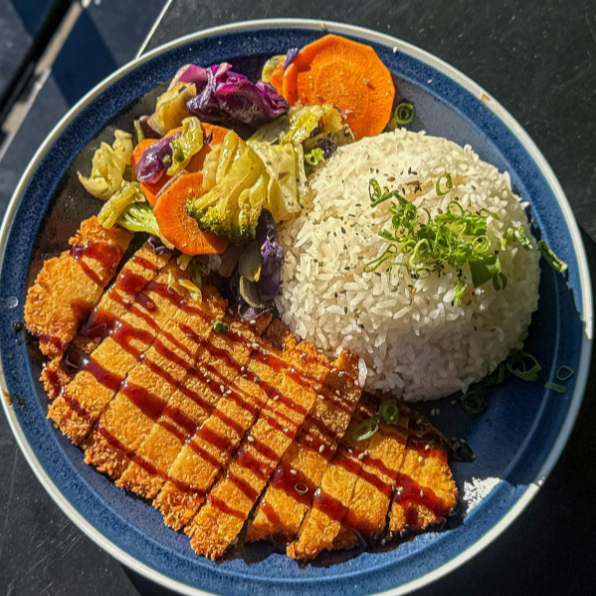 Nosso obento é composto por shari (arroz japonês temperado) com gergelim, suculentas tirinhas de filé de frango empanadas na farinha panko. Acompanha ainda, seleta de legumes formada por mix de repolho verde e roxo, brocolis, cenoura e cebolinha e mais 2 guiozas bovinas (fritas) e 2 mini harumakis de queijo. Irresistível, experimente!!