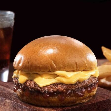 Pão tostado, blend 130g artesanal, queijo mussarela, molho barbecue.