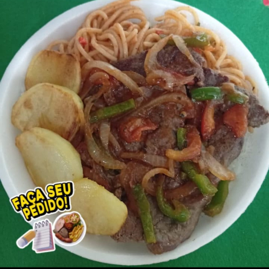 Arroz , feijão , Bife com molho especial, batata corada e espaguete.