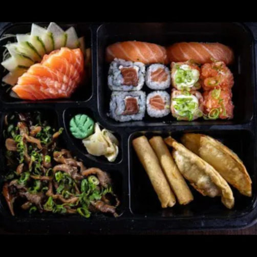 6 sashimis 2 uramaki de salmão 2 hossomaki 2 jyo cream cheese 2 jyo de salmão 2 niguiri de salmão 2 harumaki de queijo 2 guiozas 1 mini porção de shimeji
