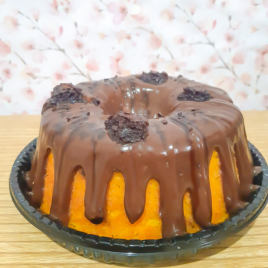 Bolo vulcão é feito para quem Ama um Bolo caseiro molhadinho, e quer saciar o desejo por um brigadeiro cremosinho. Este Bolo Vulcão suculento de Cenoura fresca, explicitamente recheado do Melhor Brigadeiro cremosinho, finalizando com pedacinhos de Brownie para satisfazer seu paladar. Muita Maciez e sabor junto! --------tags------ Entrega rápida , desconto , promoção , 0,99 , 0800 , off , cupom