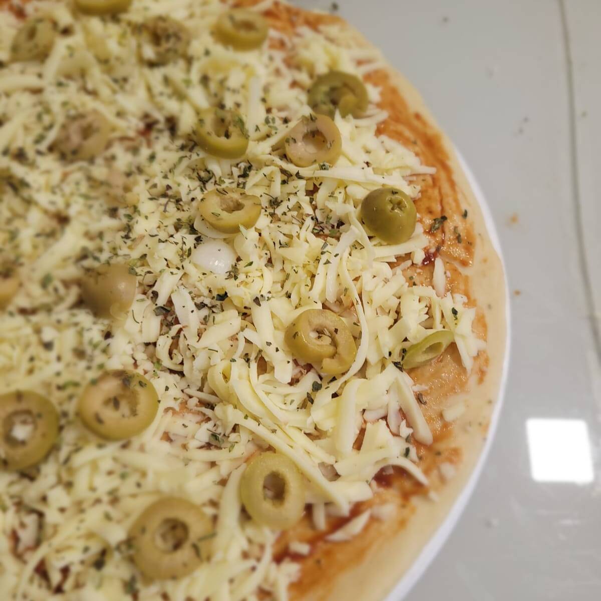 Extrato de tomate, azeitona, orégano, muçarela.
Pizza média (30cm).
A pizza vai montada conforme a descrição. Não é possível alterar os ingredientes.