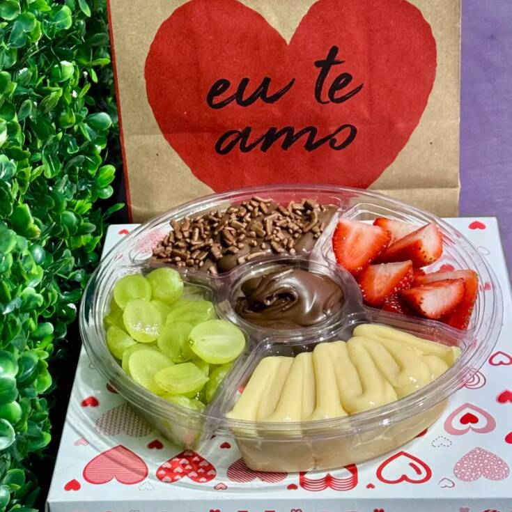 Roleta de petisco + sacola eu te amo
Acompanha: uva verde, brigadeiro de chocolate com banana, morango sem agrotóxico, brigadeiro branco e creme de avelã