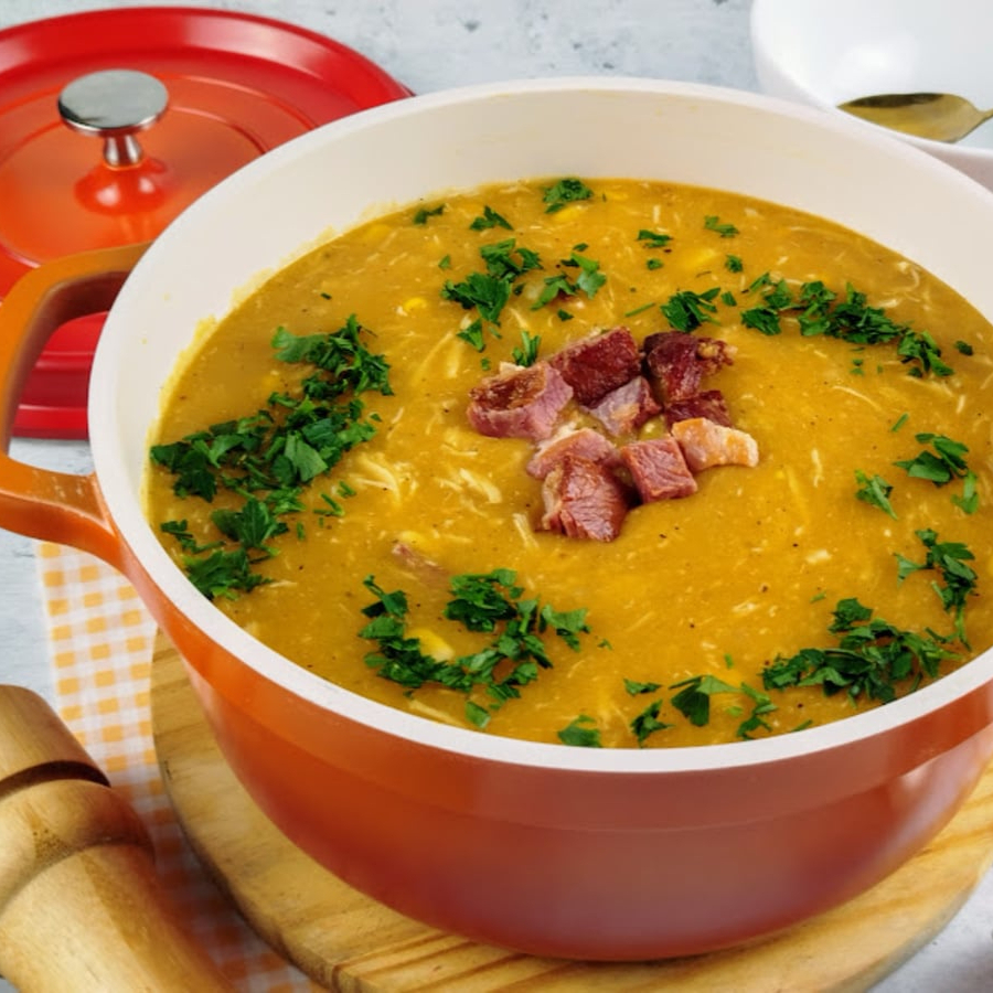 Um caldo cremoso e super saboroso feito com frango desfiado bem temperado, mandioca e especiarias selecionadas. Preparado lentamente para garantir um sabor caseiro irresistível, perfeito para aquecer o dia e matar a fome com muito sabor. ACOMPANHA: Torradas e Queijo