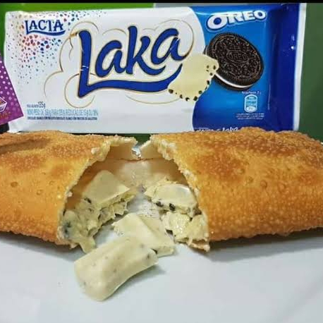 massa crocante sequinha, 15cm, recheada com chocalate branco, flocos de óreo, leite condesado, laka.