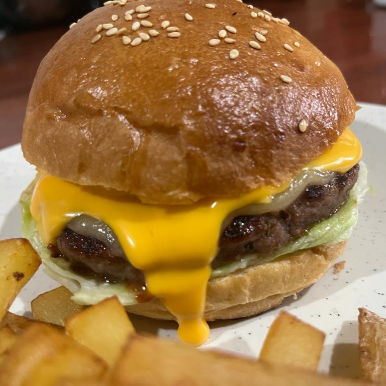 HAMBURGUESA CLASICA (incluye Papa Francesa)