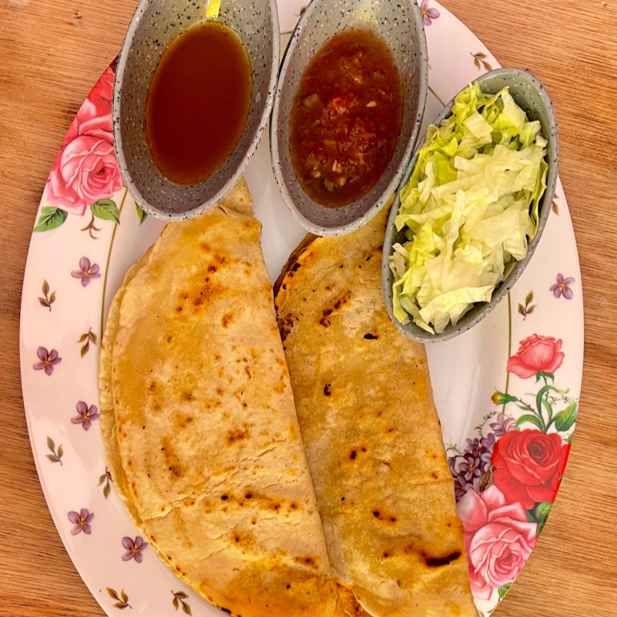 2 Quesadillas Tinga de Pollo y 1 Agua de Jamaica