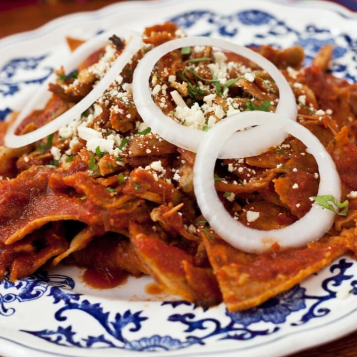 Chilaquiles y café