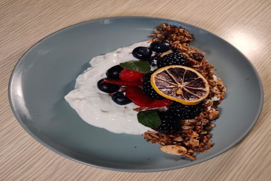YOGURT GRIEGO CON GRANOLA Y FRUTAS