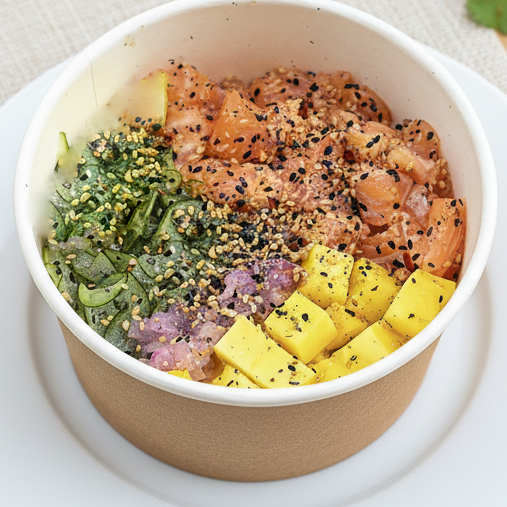 Bowl com Aprox. 400g | Salada serve bem 1 pessoa Poke de Salmão sem gluten, sem lactose. Super saudável. Preparado no momento do seu pedido, nada congelado. A base da sua salada pode ser: base de shari (arroz japonês temperado) Base com folhas (fit, leve, saudável e equilibrada) Base com Arroz Integral (foco na Dieta) ou Sem base com mais recheio (fit) Salmão fresco. Salada de sunomono (salad
