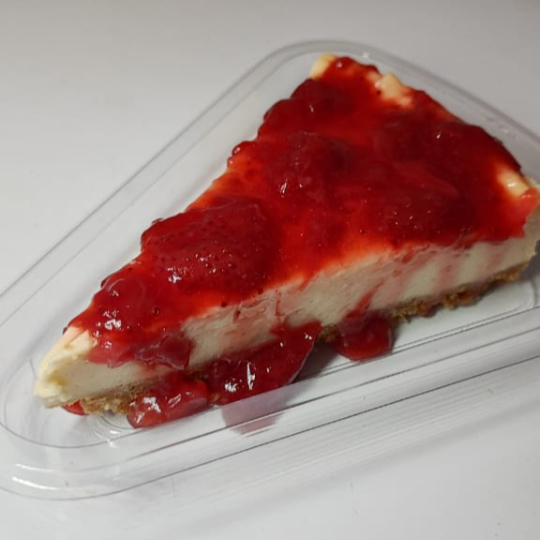 Chesecake tradicional feito com cream cheese, finalizado geleia de morango caseira. Aprox 140g serve 1 pessoa