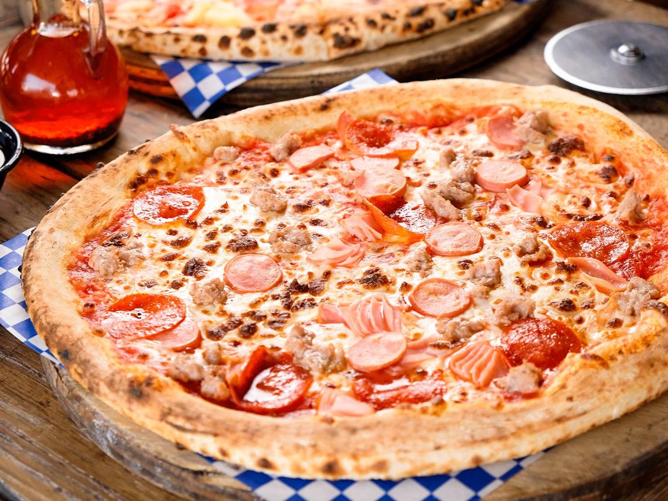 Pizza Mediana Carnes Frias +(Focaccia de Cortesía)