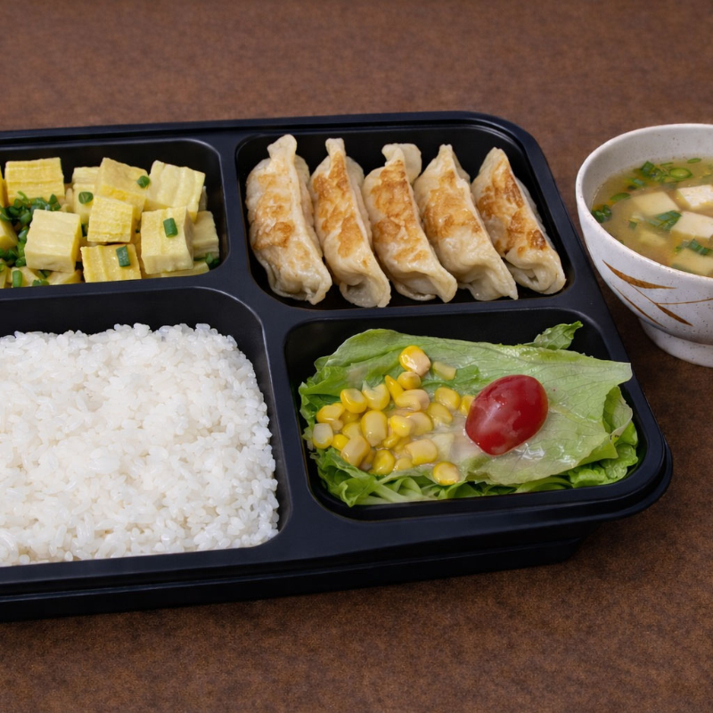 Teishoku é um prato muito popular no japão. É composto de arroz japonês (shiro gohan), misoshiro (sopa a base de missô), e gyoza (5 pasteizinhos a base suina cozidos no bafo do vapor). Acompanha salada (alface, tomate cereja com molho rose) e porção de tamagoyaki cubos com cebolinha. Foto ilustrativa