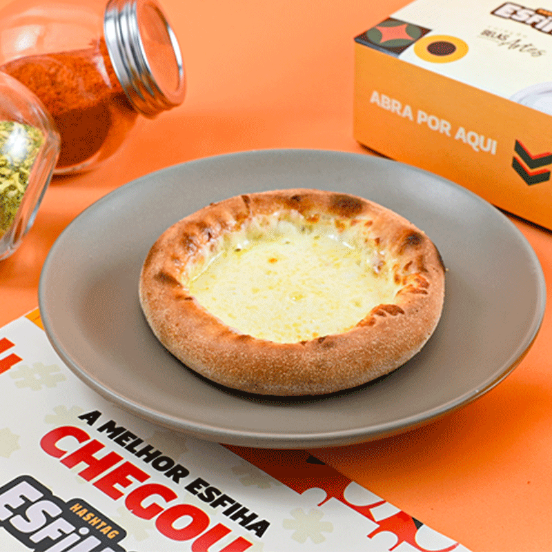 Derreta-se de prazer com nossa esfiha de mussarela! Recheio cremoso e saboroso, envolto em uma massa leve e crocante. Uma explosão de sabor em cada pedaço, perfeita para qualquer momento do dia. Peça agora e se entregue ao sabor!