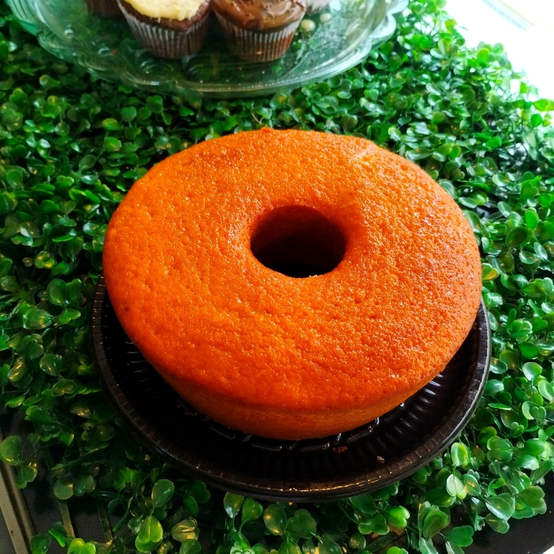 Leve, macio e com aquele sabor caseiro que a gente ama! Feito com cenouras frescas e ingredientes selecionados, esse bolo é perfeito para quem busca um doce simples, saboroso e sem exageros.