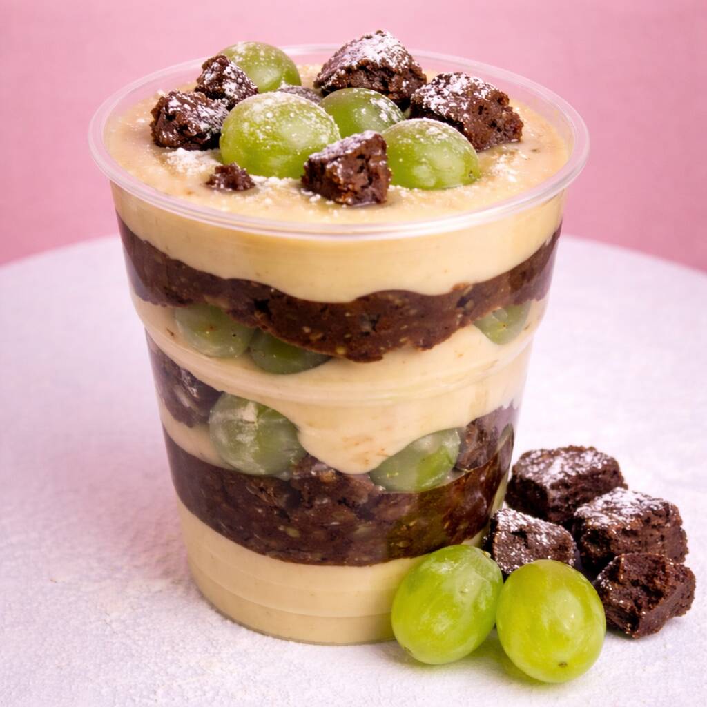 Camadas generosas de mousse de ninho super cremosa intercaladas com brownie artesanal macio e uvas verdes frescas selecionadas. Finalizado com brownie e uvas por cima para uma combinação perfeita entre cremosidade, intensidade e leve frescor. Uma sobremesa premium equilibrada e irresistível.