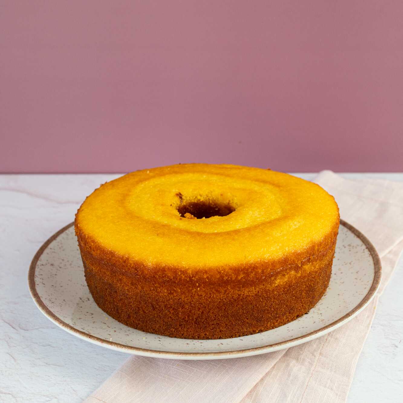 O Bolo de Fubá da Madre é feito com fubá, uma massa saborosa e fofinha, característico bolo caseiro.
Serve até 16 fatias.