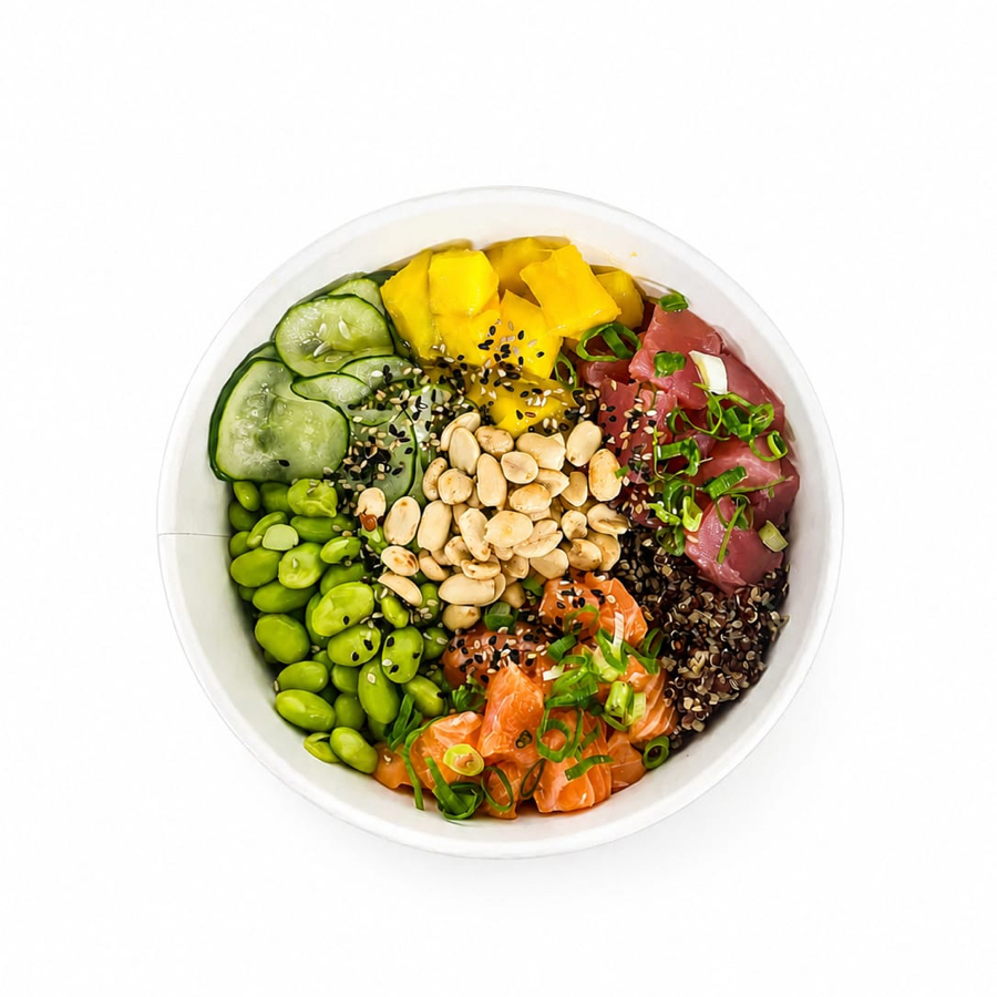 Quinoa, salmão e atum cru, manga, edamame,sunomono amendoim e chips de batata e banana.