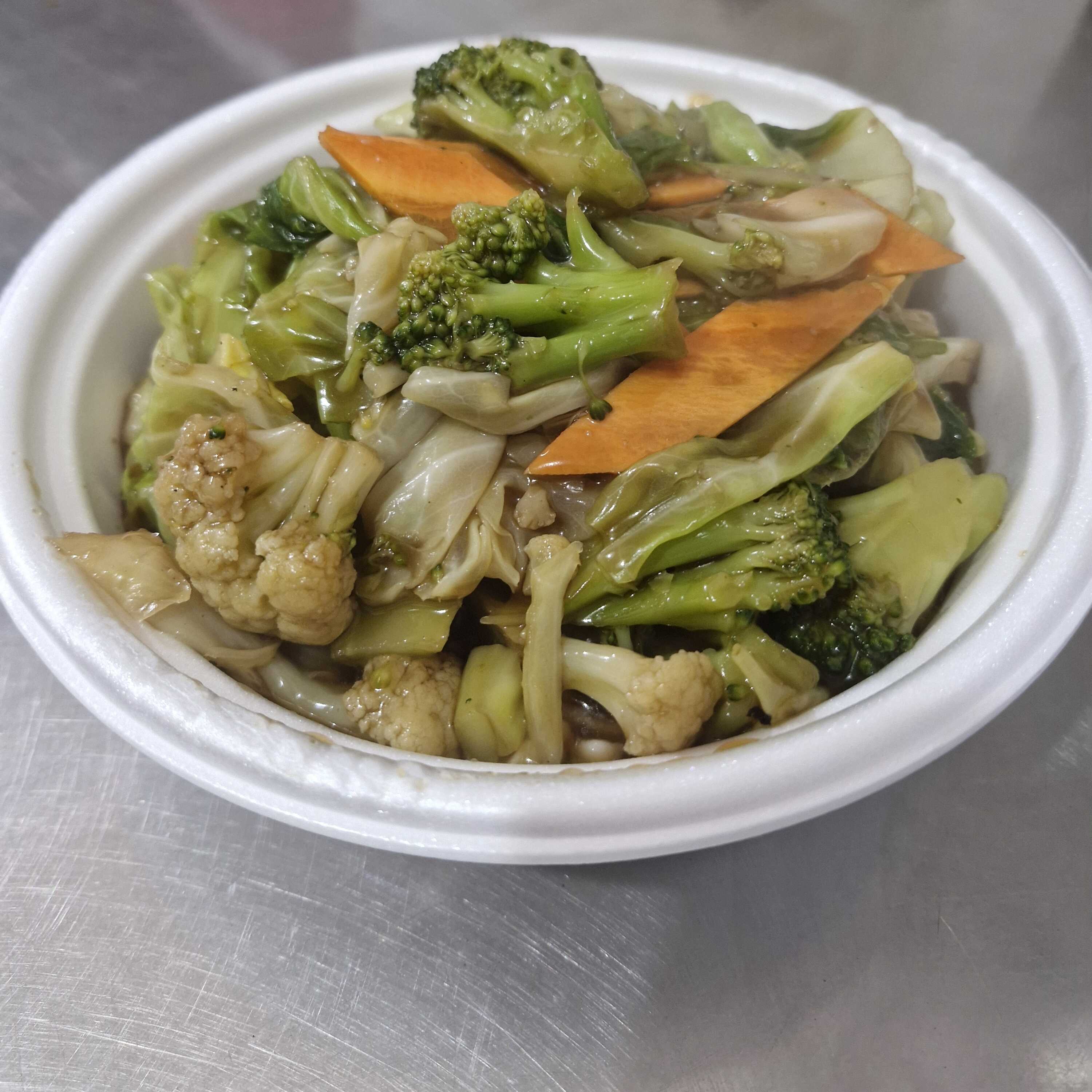 Macarrão chinês frito com brócolis, couve-flor, acelga, repolho, cenoura e cogumelo ão molho shoyu.