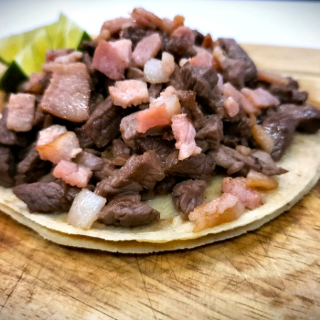 Taco bistec con tocino