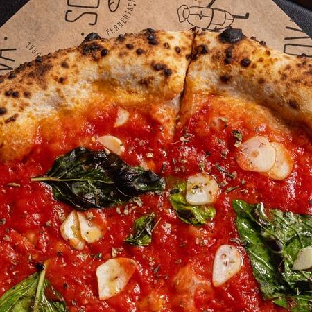 Molho de tomate pelati italiano, finas lâminas de alho assado, basilicão, orégano e azeite extravirgem