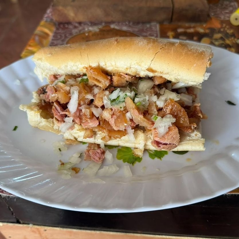 Torta de carnitas de cerdo