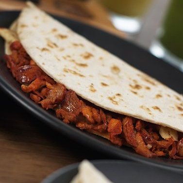 Mega quesadilla de pastor