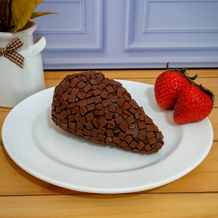 Maravilhoso Morango gigante, envolvido em um saboroso brigadeiro de chocolate 50% e granulê de chocolate ao leite. Mais de 60 gramas de puro prazer.