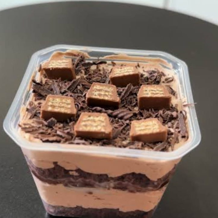 Recheio de massa de chocolate, brigadeiro gourmet com finalização Bis preto crocante.