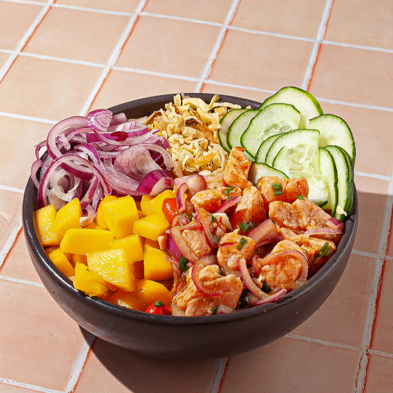 Base arroz, ceviche de salmão(100 gr), manga, crispy de batata doce, cebola roxa, pepino em rodelas